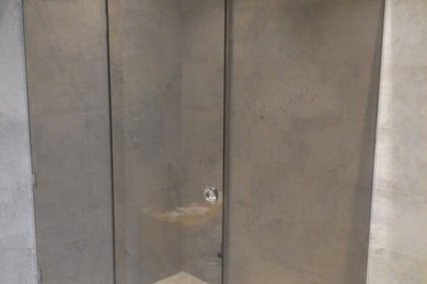 На фото: ванная комната среднего размера в современном стиле с душевой комнатой, душевой кабиной и душем с раздвижными дверями с