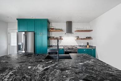 Foto de cocina minimalista con fregadero de un seno, armarios estilo shaker, salpicadero blanco, electrodomésticos de acero inoxidable, una isla y encimeras negras
