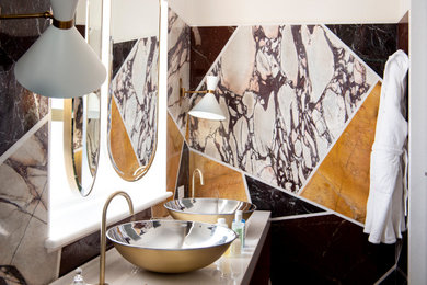 フィレンツェにあるおしゃれな浴室の写真