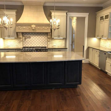 Elegant two-tone kitchen