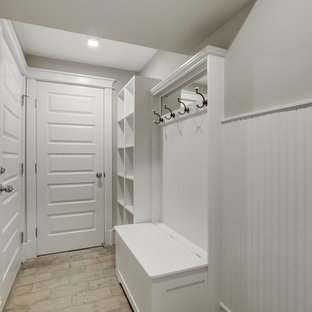 Idéer för att renovera en mellanstor vintage hall, med beige väggar och tegelgolv