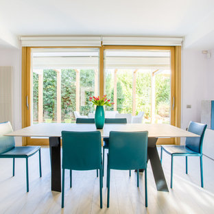 カリアリのモダンスタイルのLDKの画像 (白い壁、磁器タイルの床、白い床)