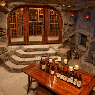 Inspiration för mycket stora klassiska vinkällare, med betonggolv och vinhyllor