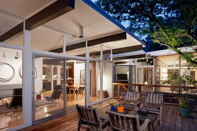 Example of a transitional deck design in Austin