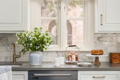 Example of a classic kitchen design in Houston