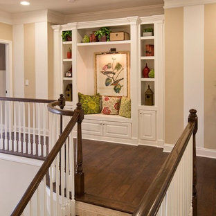 Inspiration för klassiska hallar, med beige väggar, mörkt trägolv och brunt golv