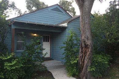 Small eclectic blue one-story vinyl exterior home idea in Austin