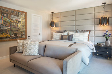 Modelo de dormitorio principal clásico renovado grande con paredes beige, moqueta y suelo gris