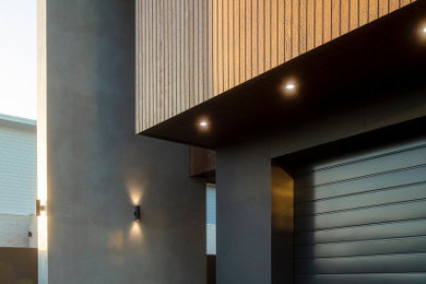 Foto de fachada de casa multicolor y negra minimalista de tamaño medio de dos plantas con revestimiento de madera, tejado plano, tejado de metal y tablilla
