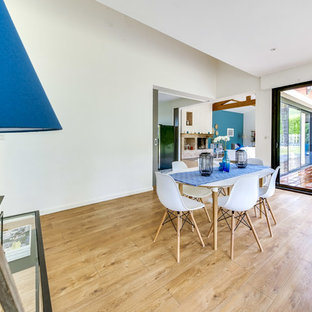 ボルドーの広いコンテンポラリースタイルのLDKの画像 (白い壁、淡色無垢フローリング、暖炉なし、ベージュの床)