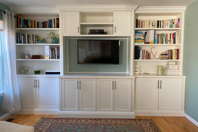 Example of a classic family room design in New York