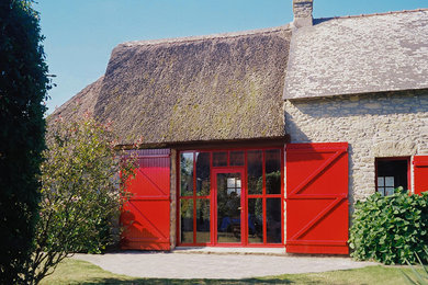 Idées déco pour une façade de maison classique.