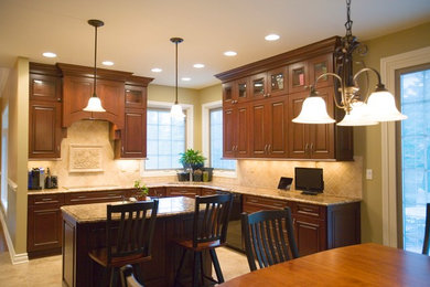 Example of a classic home design design in Orange County
