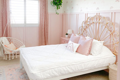 デンバーにある低価格のカントリー風のおしゃれな女の子の部屋 (ピンクの壁、羽目板の壁) の写真