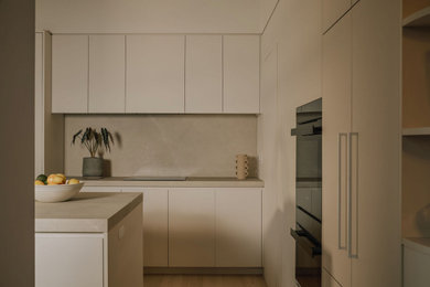 Inspiration for a mid-sized contemporary kitchen in Brisbane.