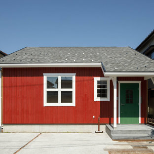 他の地域の北欧スタイルのおしゃれな家の外観 (木材サイディング、赤い外壁、切妻屋根) の写真