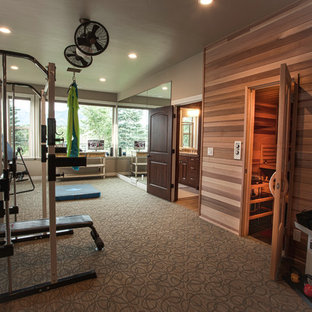 ソルトレイクシティの大きいおしゃれな多目的ジム (ベージュの壁、カーペット敷き) の写真