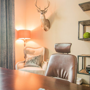 ダラスの中サイズのモダンスタイルのおしゃれな書斎 (グレーの壁、セラミックタイルの床、暖炉なし、自立型机、茶色い床) の写真