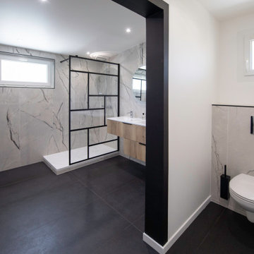 Une salle de bain spacieuse