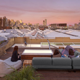 サンフランシスコの大きいインダストリアルスタイルのおしゃれな屋上のデッキ (日よけなし) の写真