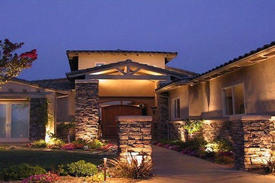 Design ideas for a mid-sized mediterranean front yard landscaping in Kansas City.