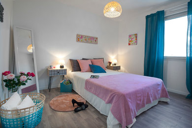 Idée de décoration pour une chambre design avec un mur blanc et parquet clair.