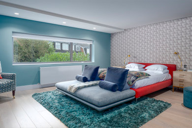 ロンドンにある広いコンテンポラリースタイルのおしゃれな主寝室のレイアウト