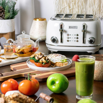The Heritage 4-Slice Toaster adds a touch of color and style to your kitchen