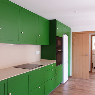 Reforma integral con cocina verde y baños rosa y verde