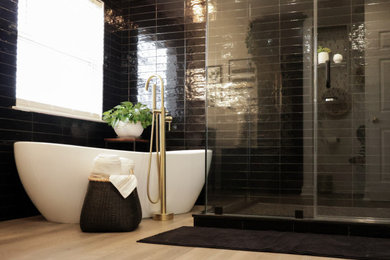 На фото: ванная комната среднего размера в стиле модернизм