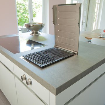 Moderne weiße Küche mit kontrastreichem Kühöschrankmotiv