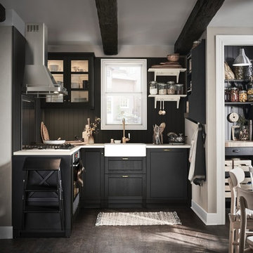 Bringing sleekness to a warm and cozy cottage kitchen