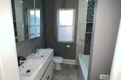 Elegant bathroom photo in Chicago