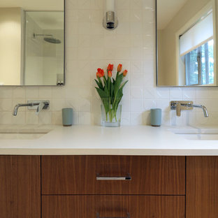 Idee per una stanza da bagno padronale moderna di medie dimensioni con ante lisce, ante in legno scuro, vasca ad angolo, vasca/doccia, WC a due pezzi, piastrelle bianche, piastrelle in ceramica, pareti bianche, pavimento in gres porcellanato, lavabo sottopiano e top in quarzo composito