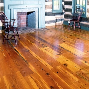 Idee per un piccolo soggiorno chic chiuso con libreria, pavimento in legno massello medio, camino classico, cornice del camino in legno e nessuna TV