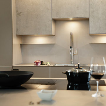 Ein Möbel aus Stahl und Beton