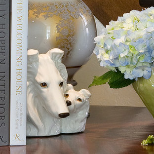 Exempel på en liten eklektisk ingång och ytterdörr, med metallisk väggfärg, mörkt trägolv, en enkeldörr och mörk trädörr