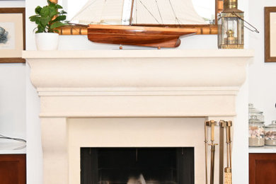 マイアミにあるお手頃価格のトラディショナルスタイルのおしゃれなリビング (標準型暖炉、石材の暖炉まわり) の写真