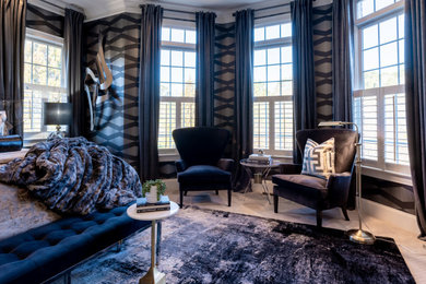 Ejemplo de dormitorio principal minimalista grande con paredes grises, moqueta, chimeneas suspendidas, todas las repisas de chimenea, suelo beige, bandeja y papel pintado