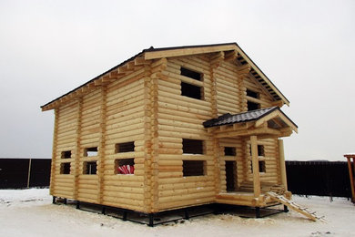 Diseño de fachada de casa clásica de tamaño medio de dos plantas con revestimiento de madera, tejado a dos aguas y tejado de metal