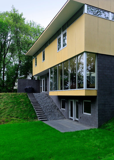 Современный Фасад дома by ALTUS Architecture + Design