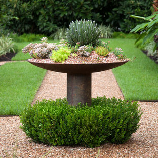 Inspiration for a contemporary full sun garden in Austin with with raised garden bed and gravel.