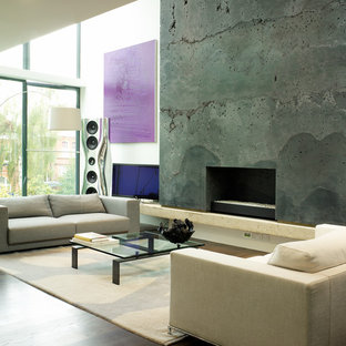 Inspiration för moderna allrum med öppen planlösning, med mellanmörkt trägolv, en standard öppen spis, en spiselkrans i betong och en fristående TV