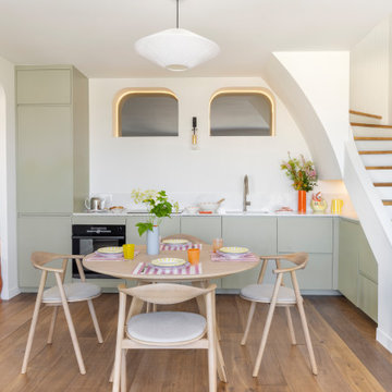 Une cuisine verte pastel et blanc