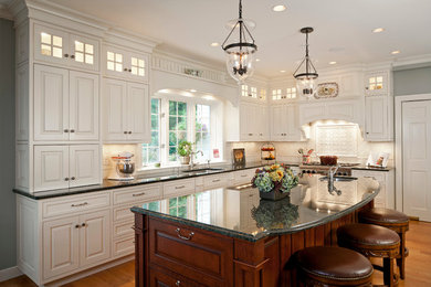 Kitchen - traditional kitchen idea in Boston