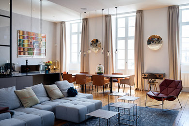 Design ideas for a contemporary family room in Dijon.