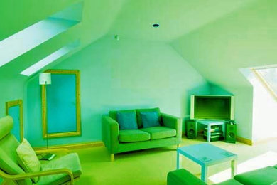 Imagen de habitación de invitados clásica sin chimenea con paredes verdes y moqueta