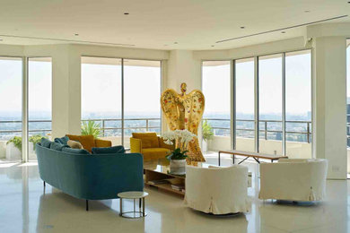 Example of a minimalist living room design in Los Angeles