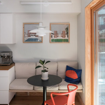 Banquette with a view to the garden