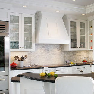 Новый формат декора квартиры: маленькая параллельная кухня в стиле современная классика с столешницей из гранита, серым фартуком, техникой из нержавеющей стали, полуостровом, обеденным столом, врезной раковиной, стеклянными фасадами, белыми фасадами, фартуком из плитки мозаики и мраморным полом